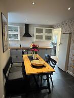 House - Sleeps 6 - Private Garden & Parking