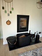 House - Sleeps 6 - Private Garden & Parking