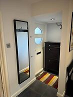 House - Sleeps 6 - Private Garden & Parking