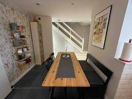 House - Sleeps 6 - Private Garden & Parking