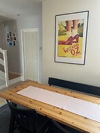 House - Sleeps 6 - Private Garden & Parking