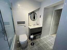 House - Sleeps 6 - Private Garden & Parking