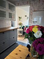 House - Sleeps 6 - Private Garden & Parking