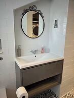 House - Sleeps 6 - Private Garden & Parking
