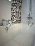 House - Sleeps 6 - Private Garden & Parking