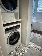 House - Sleeps 6 - Private Garden & Parking