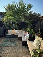 House - Sleeps 6 - Private Garden & Parking