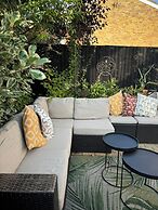 House - Sleeps 6 - Private Garden & Parking