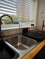 House - Sleeps 6 - Private Garden & Parking