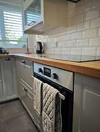House - Sleeps 6 - Private Garden & Parking
