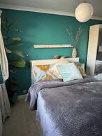 House - Sleeps 6 - Private Garden & Parking