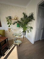 House - Sleeps 6 - Private Garden & Parking