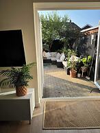 House - Sleeps 6 - Private Garden & Parking