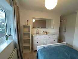 House - Sleeps 6 - Private Garden & Parking