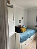 House - Sleeps 6 - Private Garden & Parking