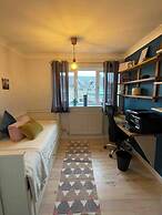 House - Sleeps 6 - Private Garden & Parking