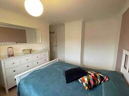 House - Sleeps 6 - Private Garden & Parking
