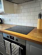House - Sleeps 6 - Private Garden & Parking