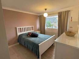 House - Sleeps 6 - Private Garden & Parking