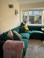 House - Sleeps 6 - Private Garden & Parking