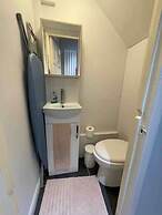 House - Sleeps 6 - Private Garden & Parking