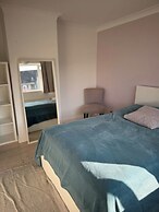House - Sleeps 6 - Private Garden & Parking