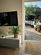 House - Sleeps 6 - Private Garden & Parking