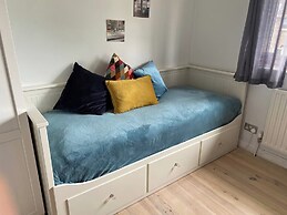 House - Sleeps 6 - Private Garden & Parking