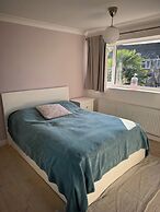 House - Sleeps 6 - Private Garden & Parking