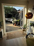 House - Sleeps 6 - Private Garden & Parking