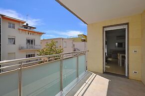 Beachside Flat With Spacious Balcony