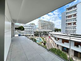 Bright Apartment With Balconies