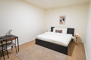 Comfortable Stay for 2 Easy City Access