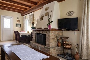 Quiet Two-level Mountain Villa Dorothy Polydrosos