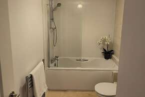 4Br Contractor House ,sleeps 9 , Parking