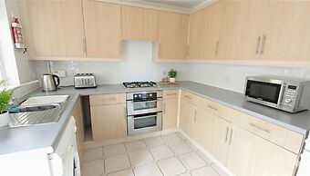 4Br Contractor House ,sleeps 9 , Parking