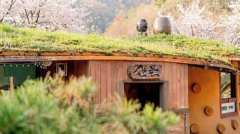 Mungyeong Between Mountains Pet Pension