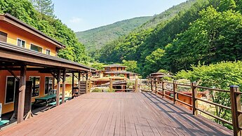 Mungyeong Between Mountains Pet Pension