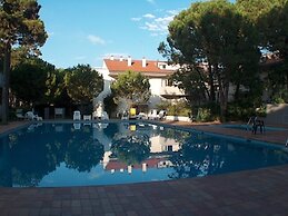Ideal Getaway Flat With Solarium and Pool