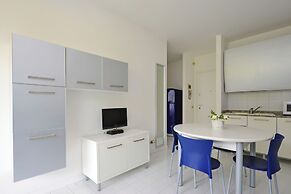 Bright Getaway Flat With Pool