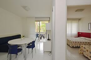 Bright Getaway Flat With Pool