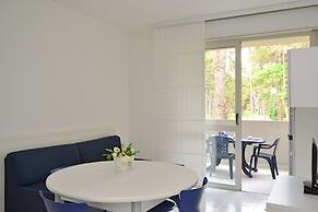 Bright Getaway Flat With Pool