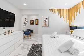 Villa Luxe - Modern by Glam Homes