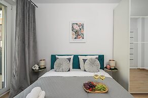 Lumina apartment with patio and parking
