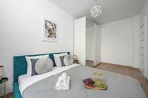 Lumina apartment with patio and parking