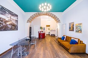 Quercia Design Home in the Center