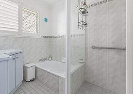 Bright 3-bed Retreat Near Beaches