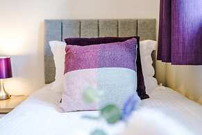 Spacious Home Ideal for Professionals Sleeps 8