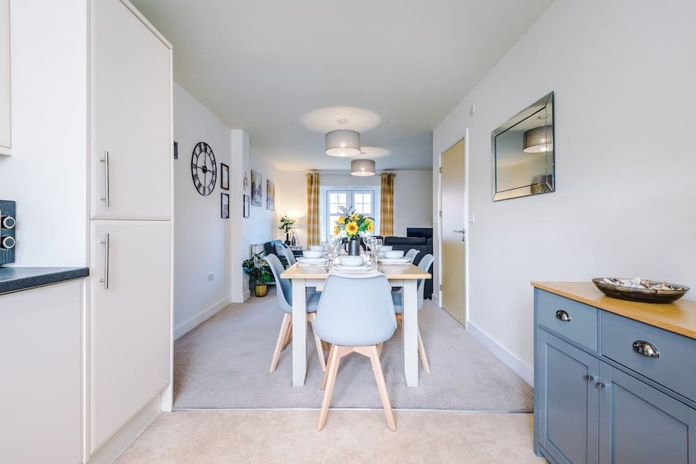 Spacious Home Ideal for Professionals Sleeps 8
