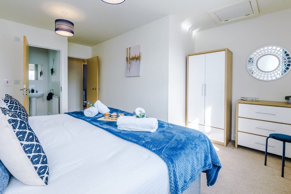 Spacious Home Ideal for Professionals Sleeps 8